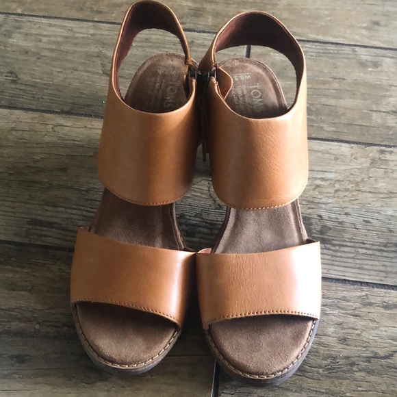 Toms Shoes - Never worn Tom’s Camel Tan Leather Sandals 8.5